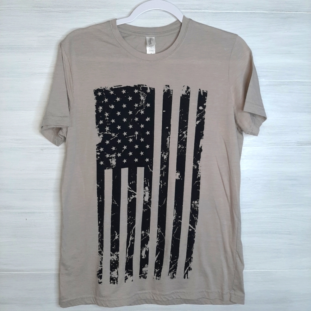 American flag graphic T-shirt Tan and black size Medium  on a Pimatee tee
